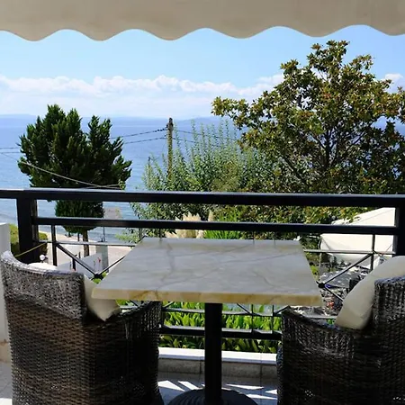 Dennis House Lejlighedshotel Khrónia