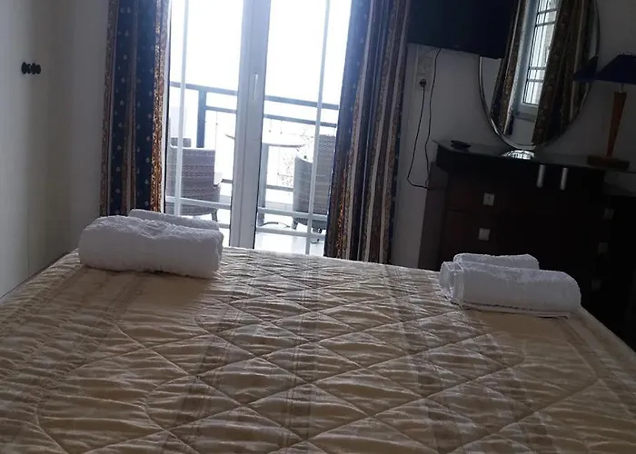 Ξενοδοχείο με διαμερίσματα Dennis House Χρόνια